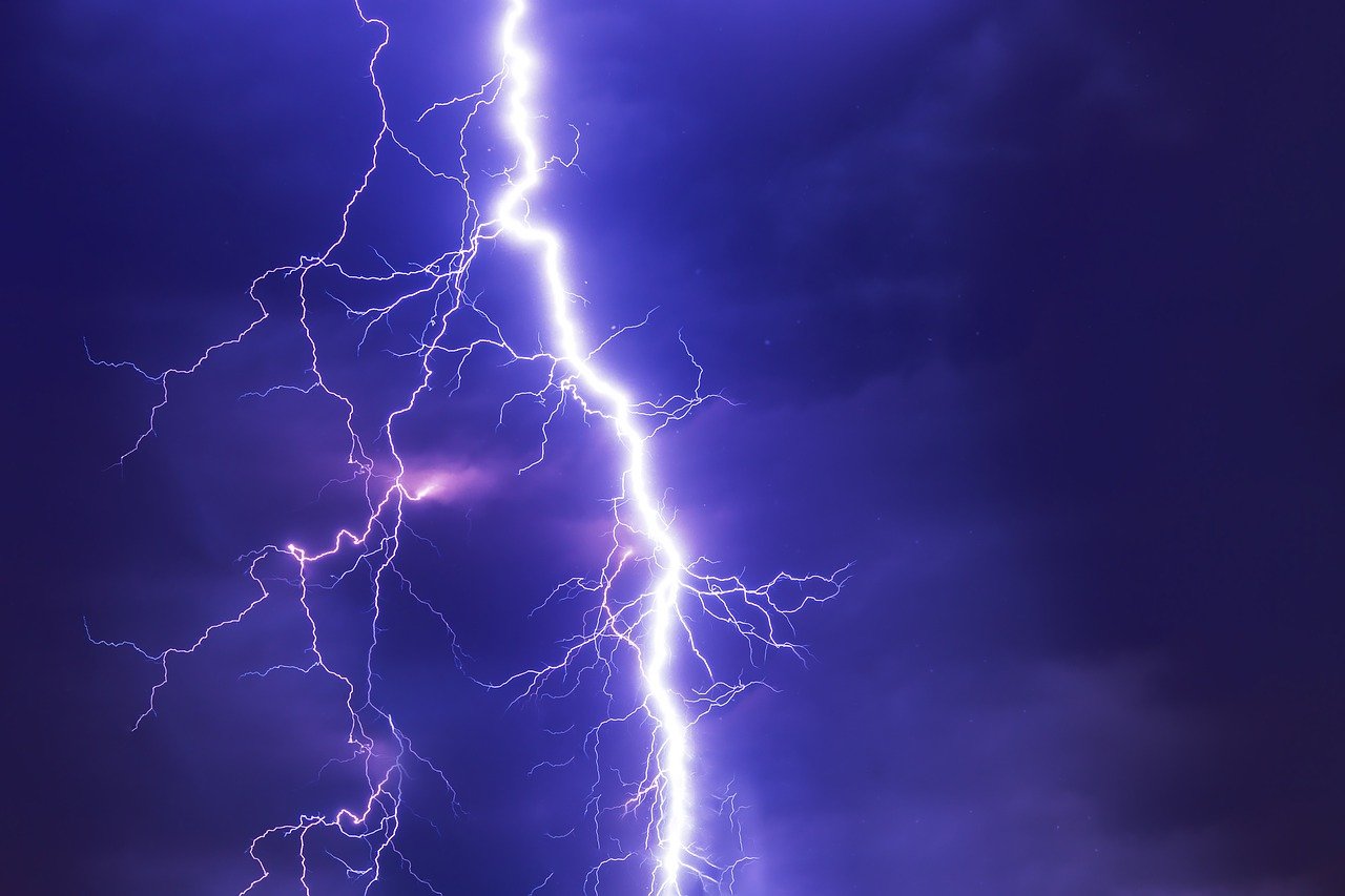 lightning-ge553d175e_1280.jpg