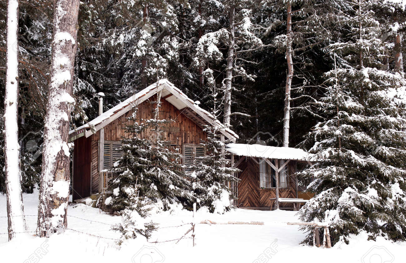 36308246-paisaje-de-invierno-con-nieve-cabaña-de-madera-en-las-montañas-búlgaras.jpg