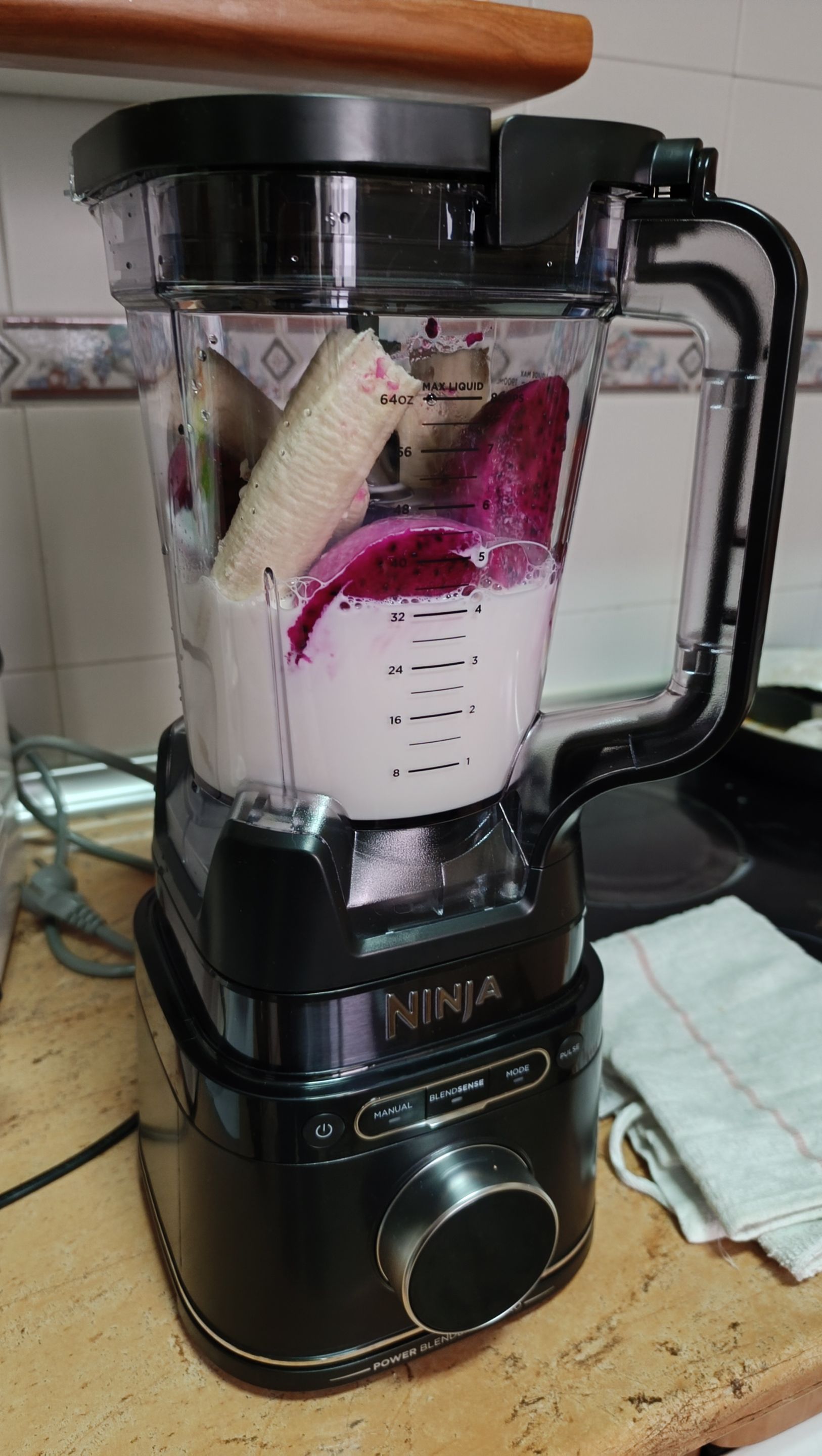 Ninja Detect Power Pro Blender 2 in 1 - Pitaya and banana smoothie (2).jpg