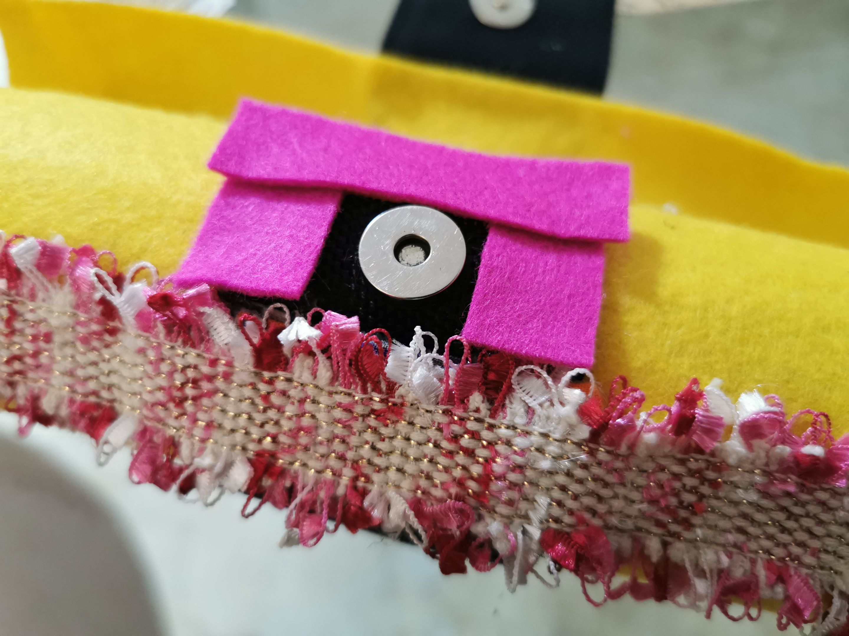 DIY roll-up pencil case from felt (3).jpg