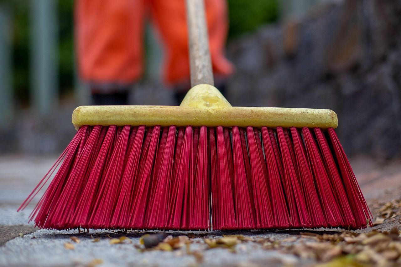 broom-6310388_1280.jpg