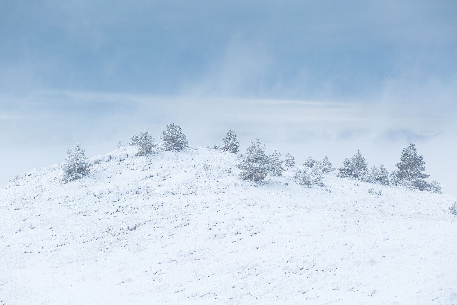 Snow-dusted-hilltop-in-Gran-Sasso-National-Park.jpg