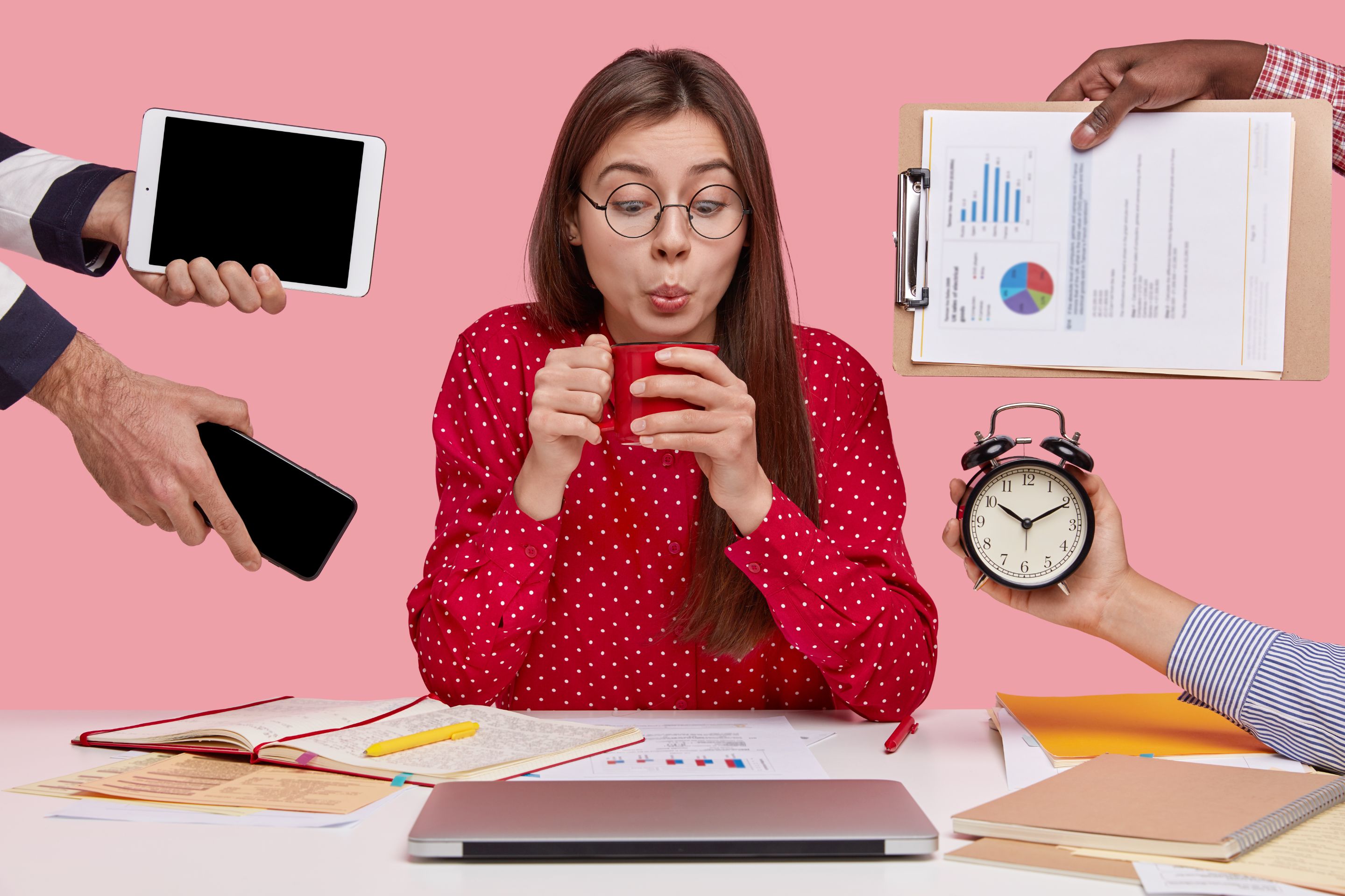 mujer-morena-sentada-escritorio-rodeado-gadgets-papeles.jpg