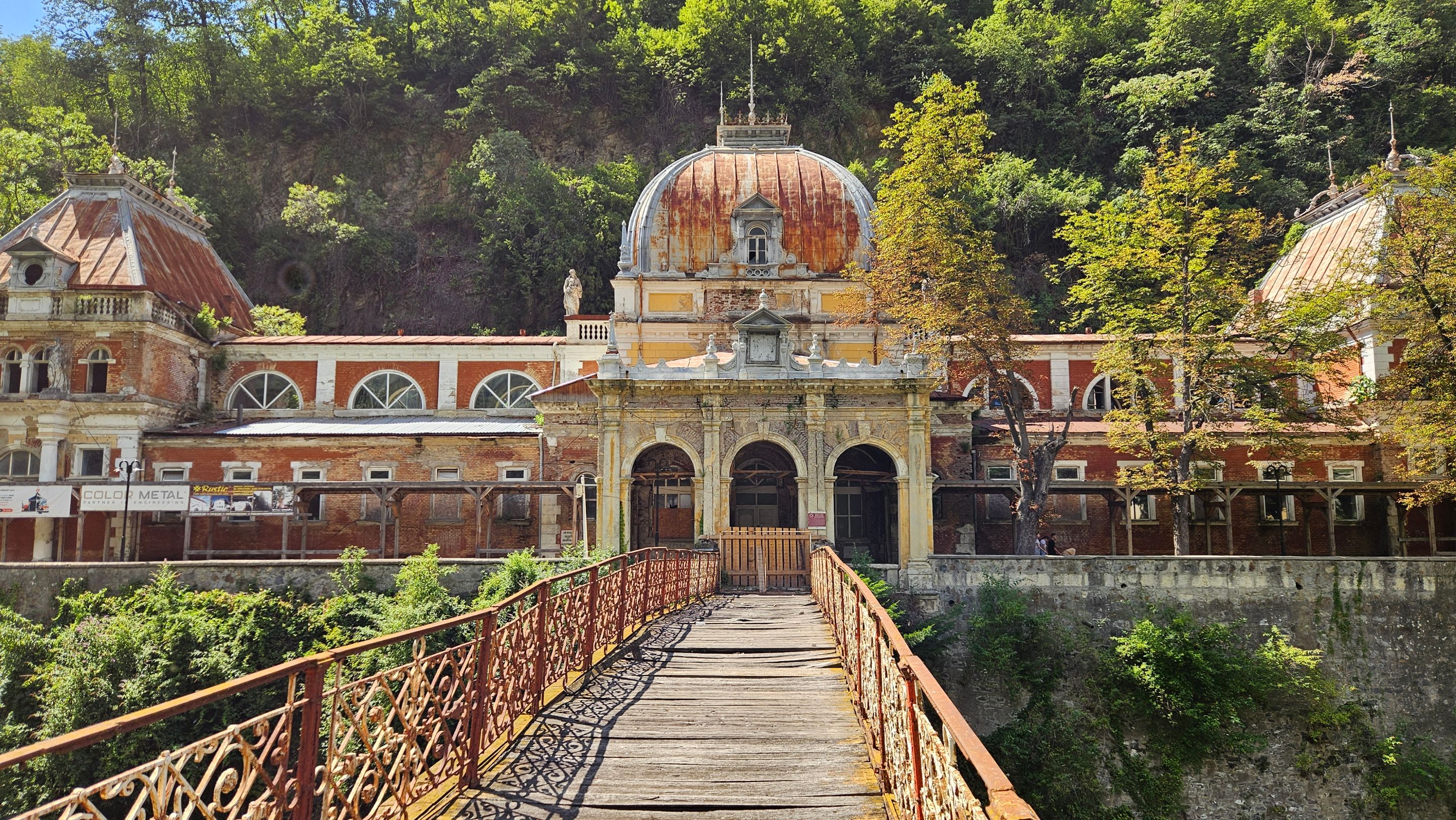 Let's discover the charm of Băile Herculane(Herculane Baths): from the Imperial Neptune Baths to the Apollo Baths Museum and the Outlaws' Grotto