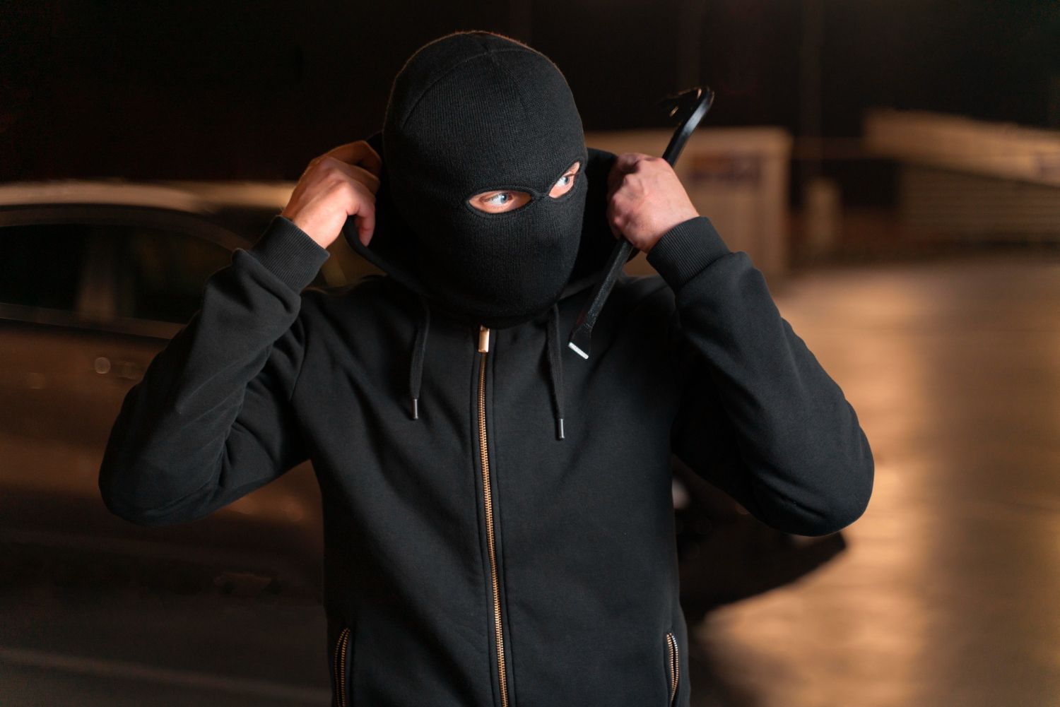 close-up-man-trying-break-into-car.jpg