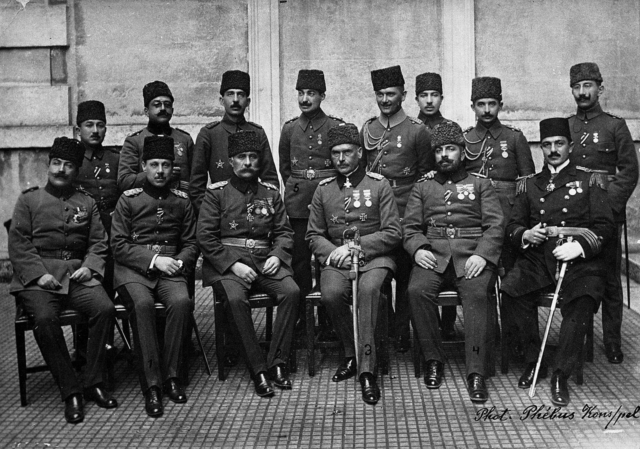 Bundesarchiv_Bild_183-H29994,_Liman_von_Sanders_mit_türkischen_Offizieren.jpg