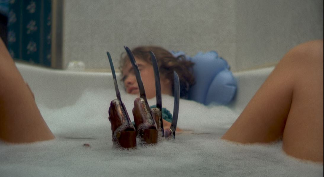 La Esena De La Bañera -
The Bathtub Scene
