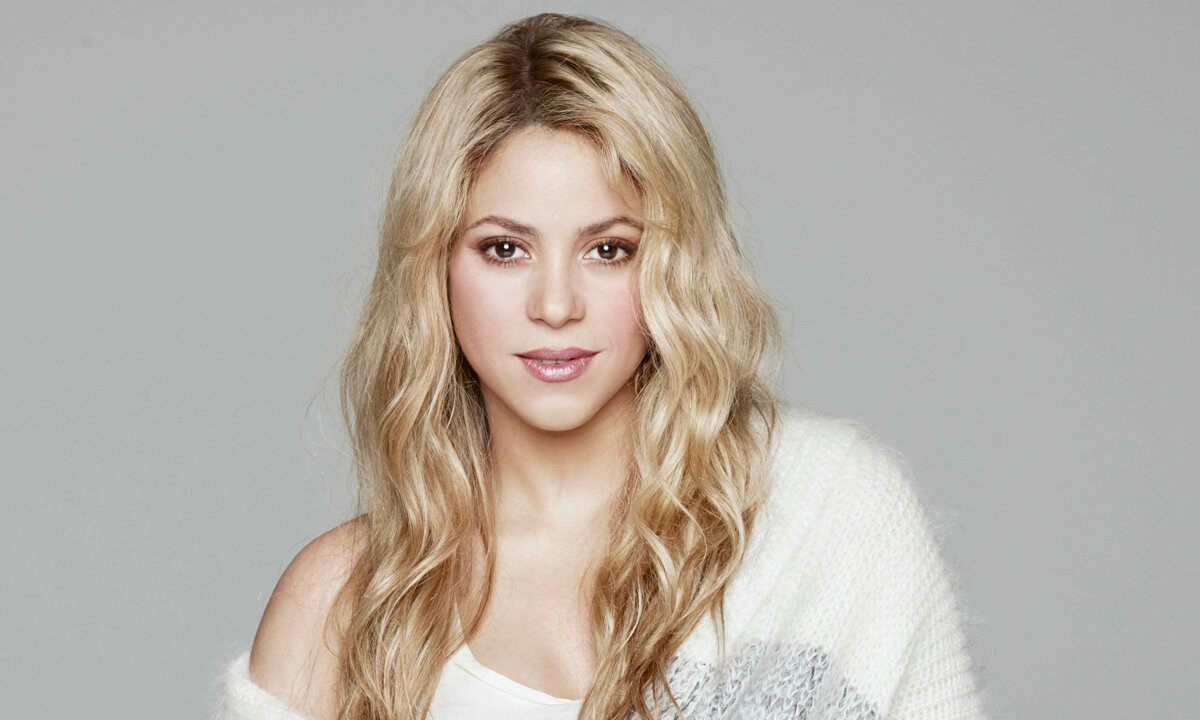 shakira-poses-for-a-photo-session.jpg