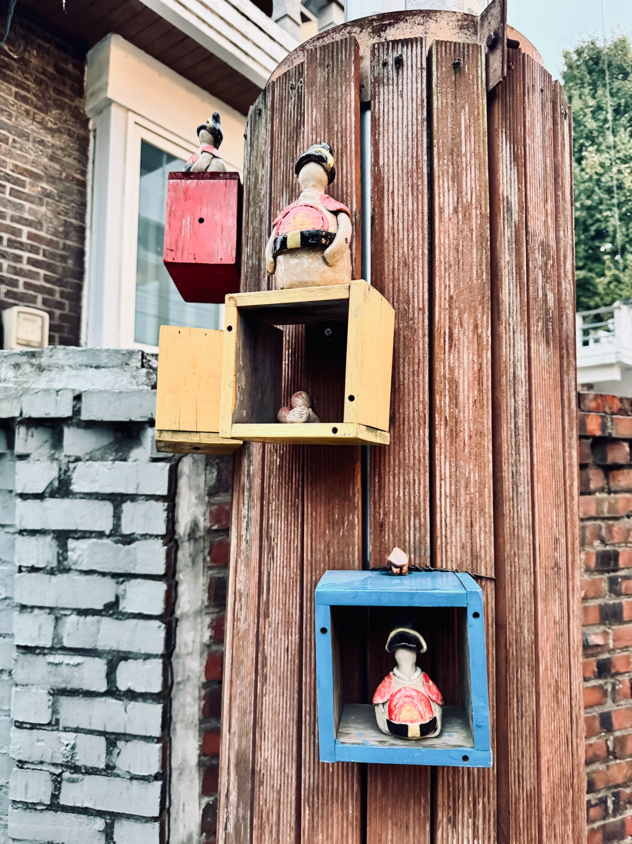 cute little details on the street post