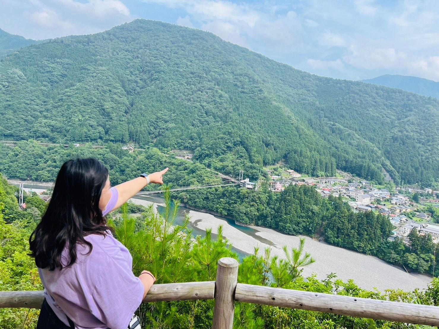 Me trying to point where we started walking