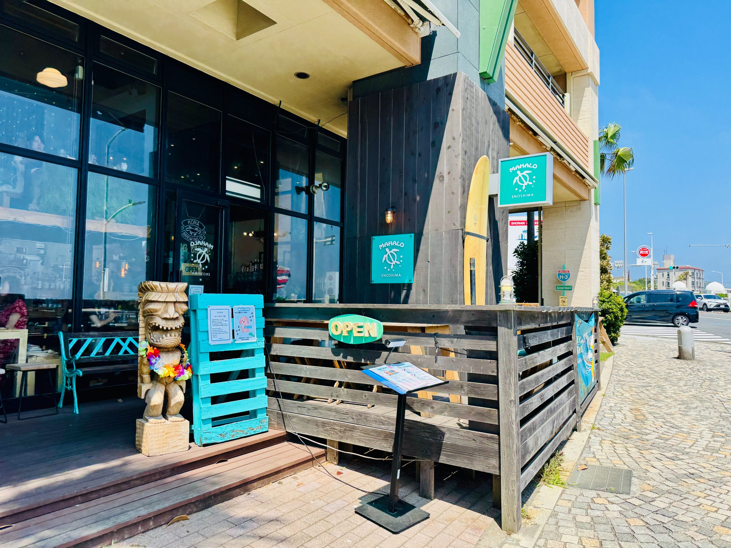 Mahalo Restaurant, a Hawaiian themed resto near the beach