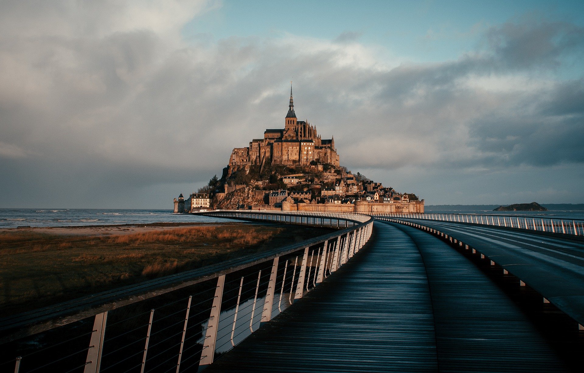 mont-saint-michel-g4a40d64a6_1920.jpg
