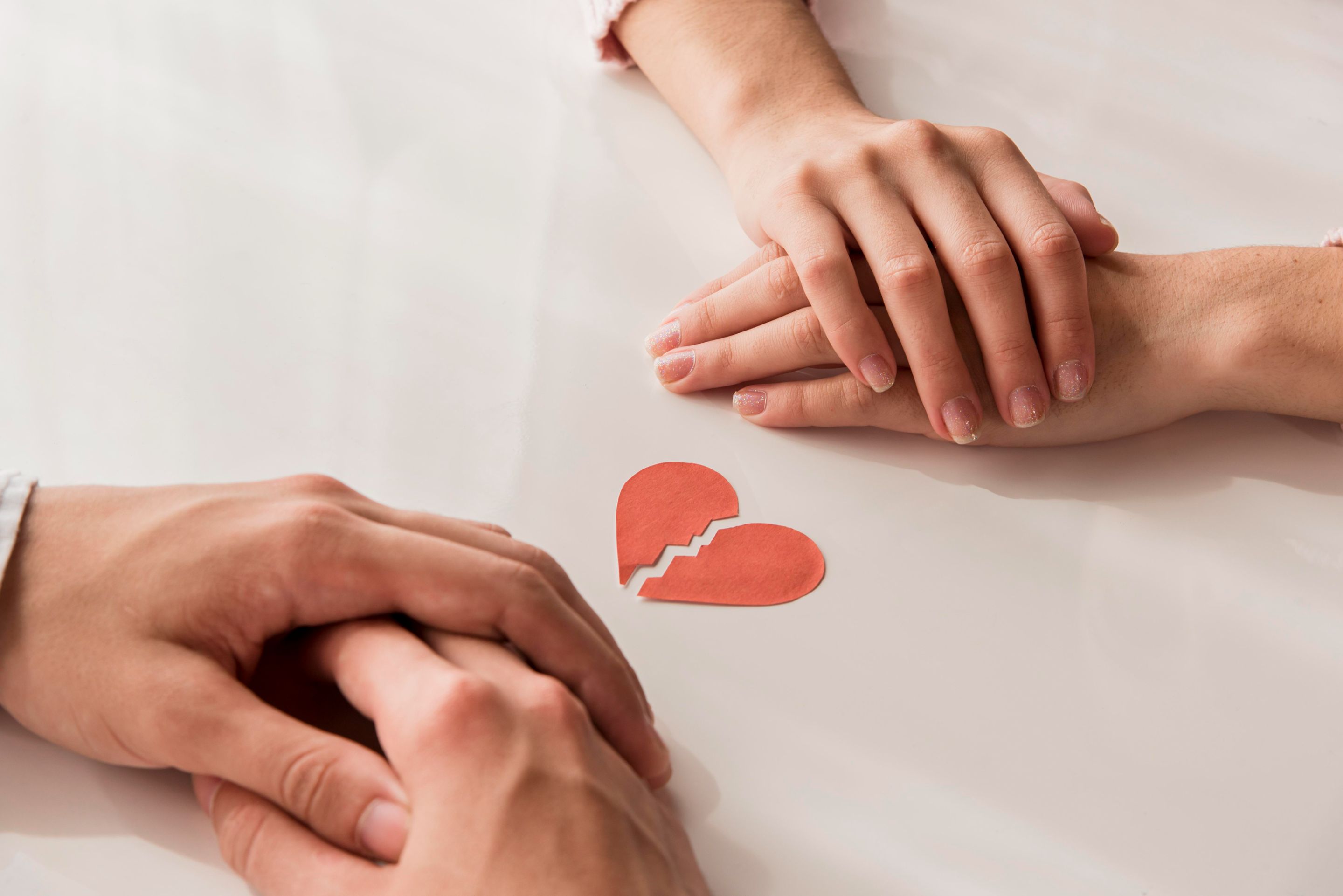 manos-de-primer-plano-con-corazon-roto.jpg