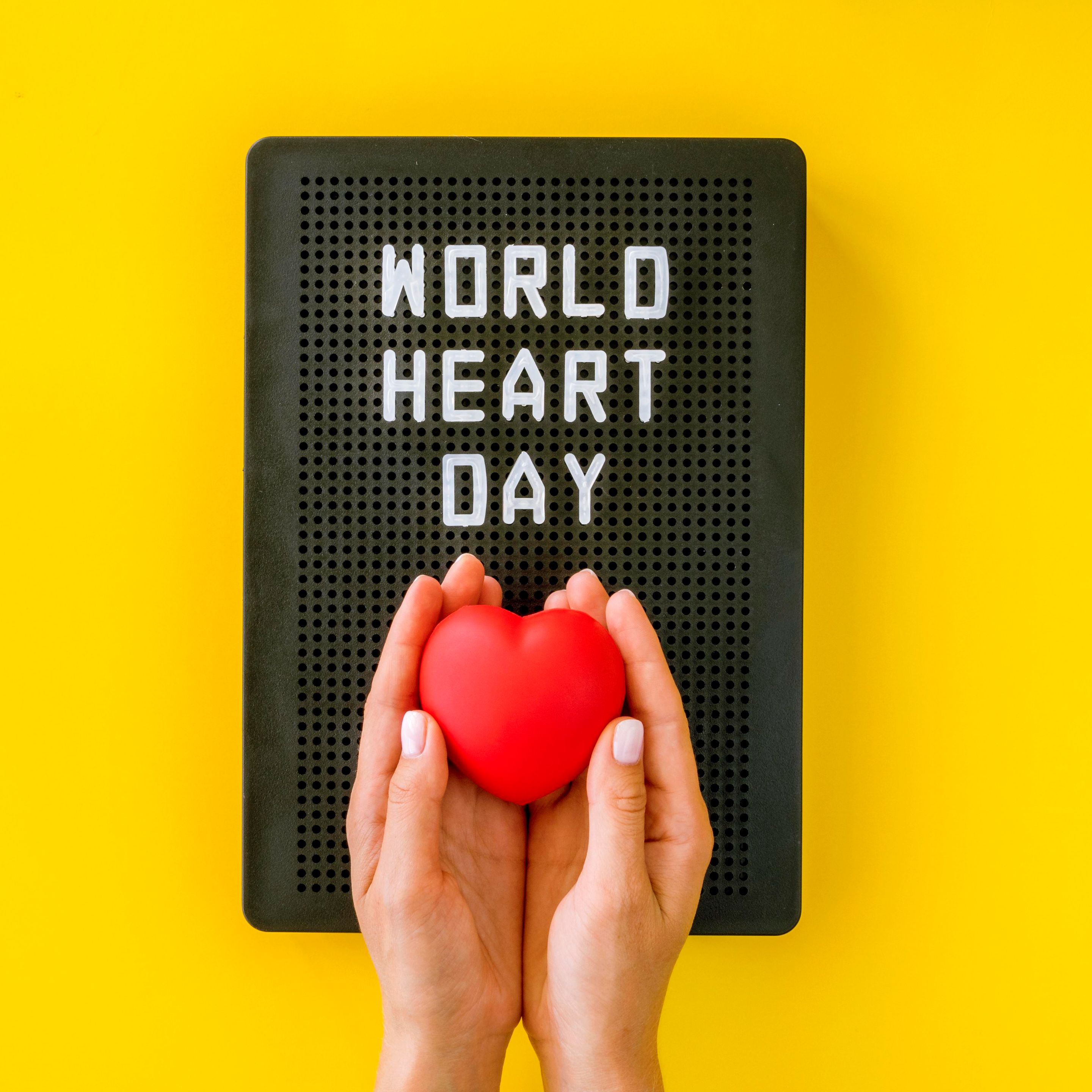 vista-superior-de-manos-sosteniendo-corazon-para-el-dia-mundial-del-corazon.jpg