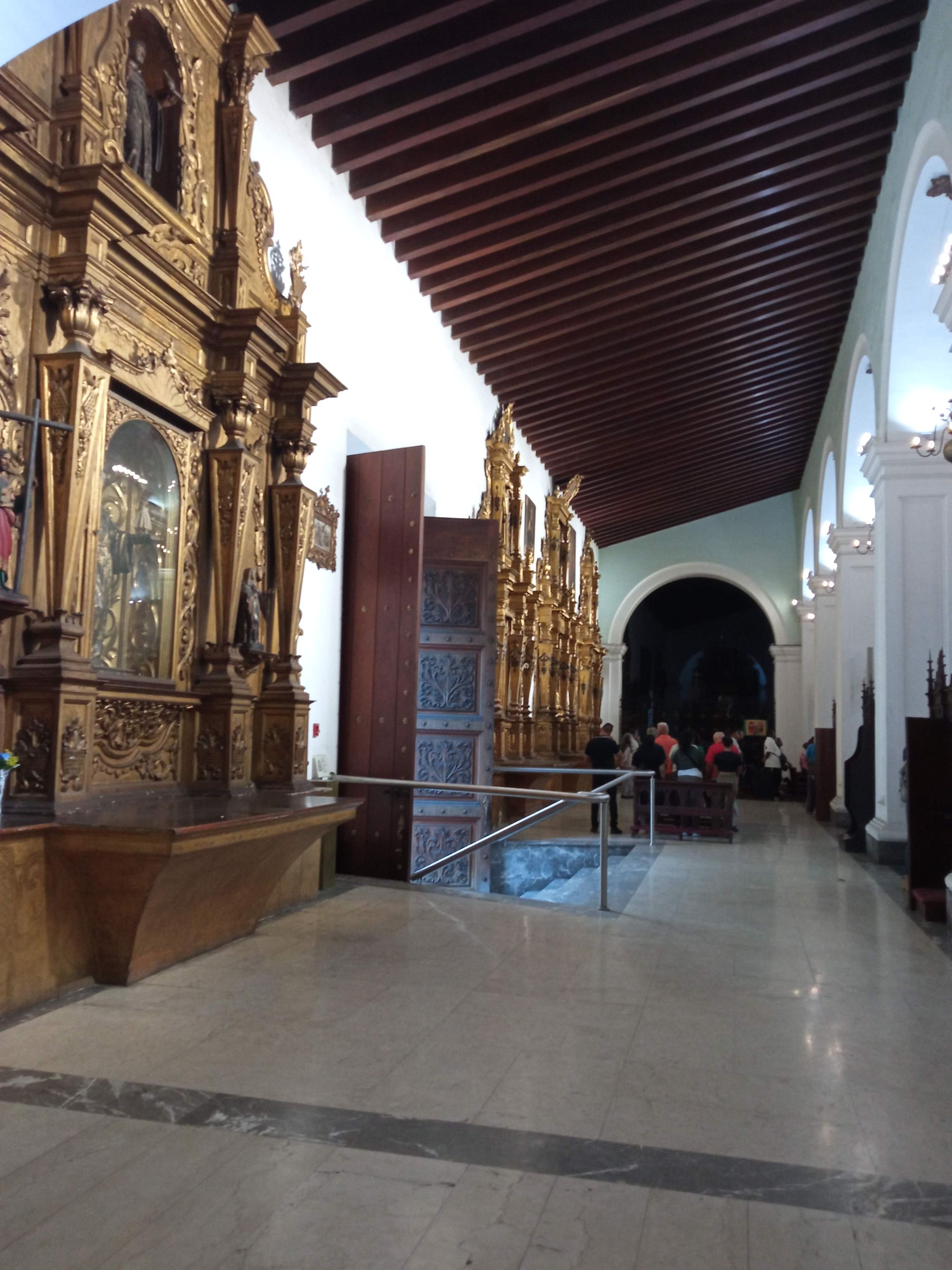 nave izquierda.jpg